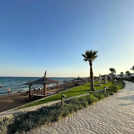 Iskelede Denize Sifir Havuzlu Sitede Loft 1+1 דירה Boghaz