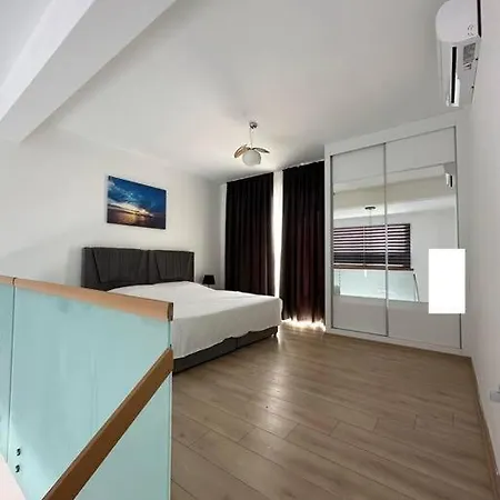 Iskelede Denize Sifir Havuzlu Sitede Loft 1+1 דירה