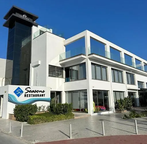 ıskelede Denize Sıfır Havuzlu Sitede Loft 1+1 Boghaz