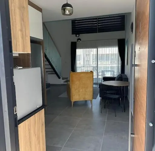 Daire ıskelede Denize Sıfır Havuzlu Sitede Loft 1+1