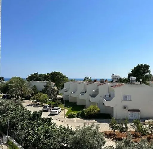 ıskelede Denize Sıfır Havuzlu Sitede Loft 1+1 Daire Boghaz